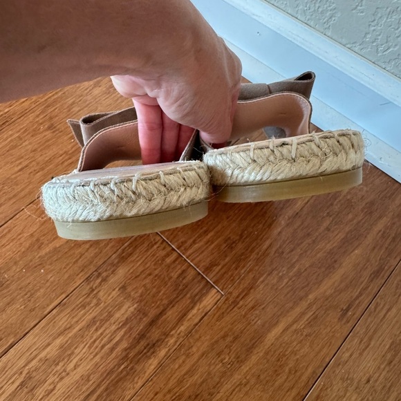 MANEBI HAMPTON FLAT SUEDE BOW SANDAL-VINTAGE TAUPE WOMENS 39/US 9 - Picture 8 of 8